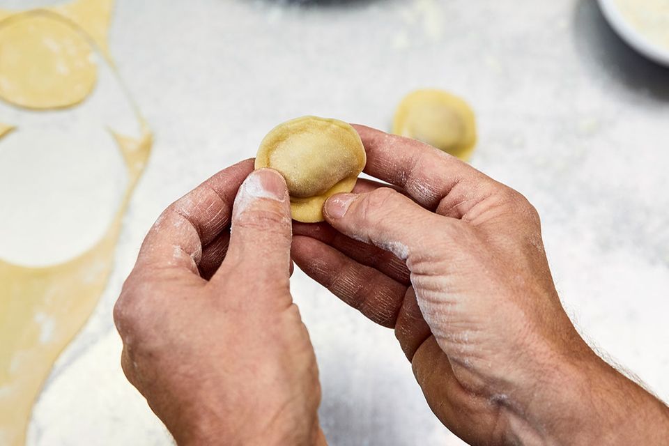 Teigrand mit Daumen nach außen umschlagen