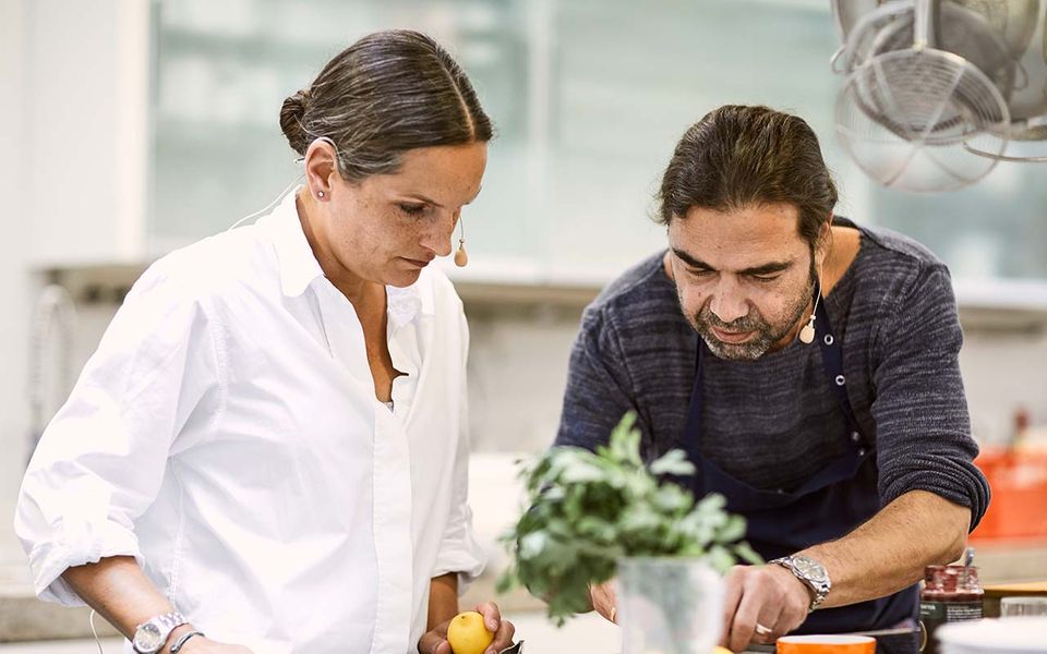Nadine Uhe und Achim Ellmer kochen zusammen in der essen&trinken Küche Nadine Uhe und Achim Ellmer kochen zusammen in der essen&trinken Küche