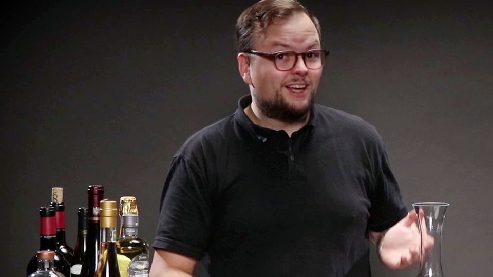 Benedikt Ernst erklärt, wozu man einen Dekanter braucht Benedikt Ernst erklärt, wozu man einen Dekanter braucht