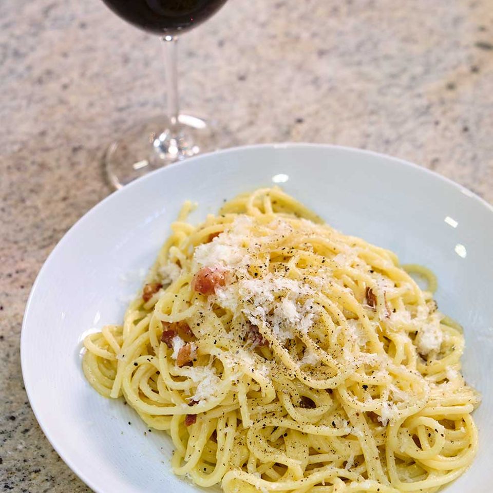 Spaghetti alla carbonara, dazu ein Glas Rotwein