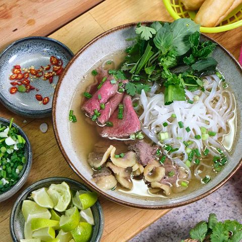 Pho mit Rindfleisch und asiatischen Kräutern