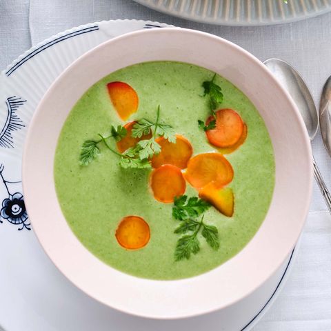 Kerbelcremesuppe mit Kurkuma-Radieschen