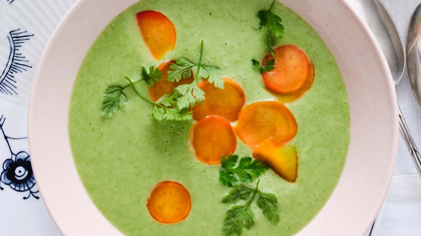 Kerbelcremesuppe mit Kurkuma-Radieschen