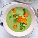 Kerbelcremesuppe mit Kurkuma-Radieschen