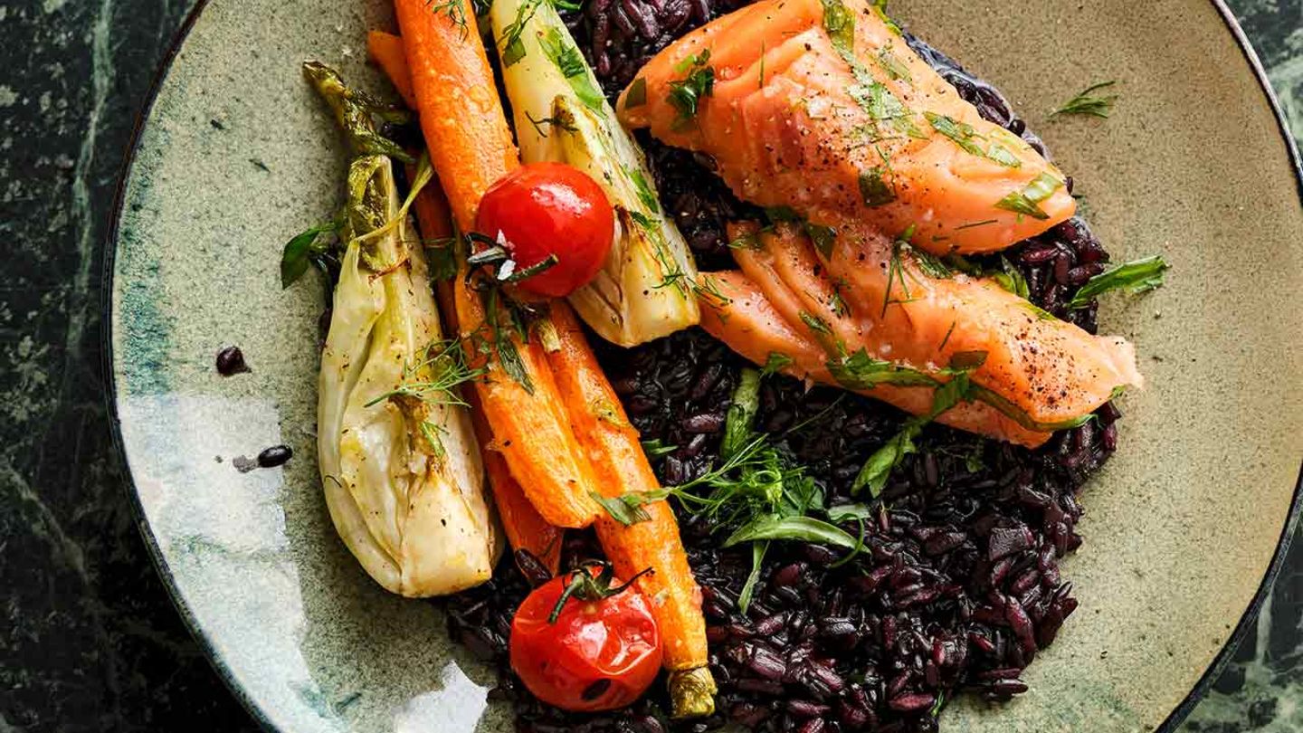 Schwarzer Risotto mit Ofengemüse und Lachs Rezept