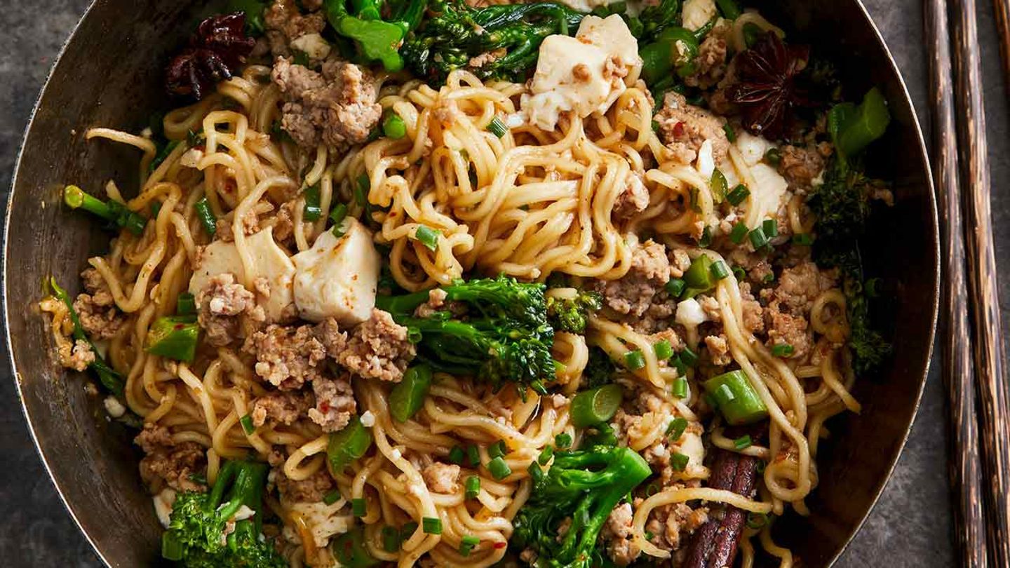 Schnelle Bratnudeln mit Hackfleisch und Tofu