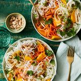 Thai-Nudelsalat mit Kohlrabi und Möhren