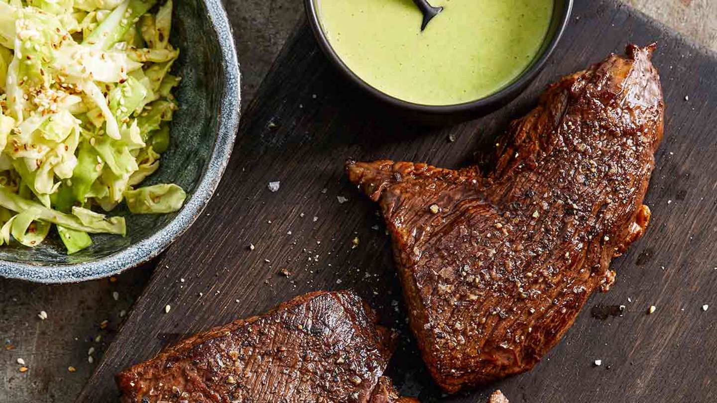 Flanksteak mit Erbsenhollandaise und Spitzkohl Rezept