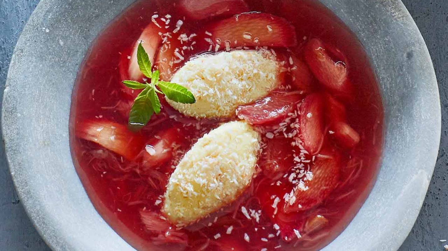 Rhabarber-Kaltschale mit Kokosnocken Rezept