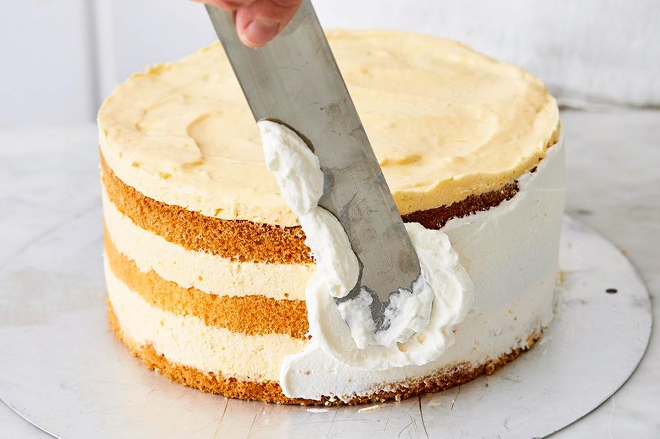 Verzieren der Torte mit Sahne