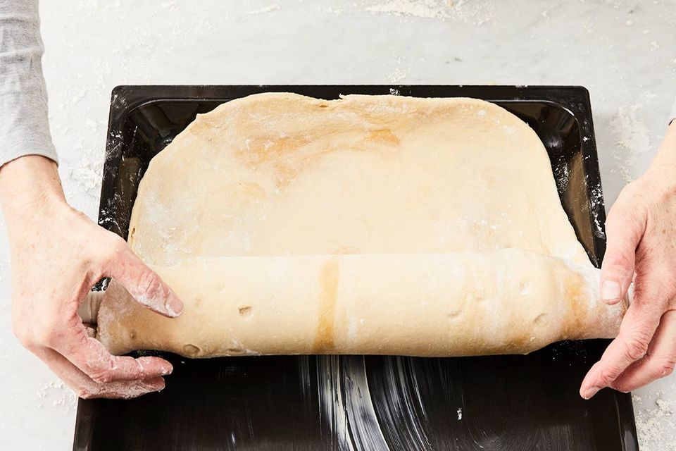Teig auf Backblech ausrollen