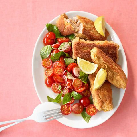 Riesen-Fischstäbchen mit Tomatensalat