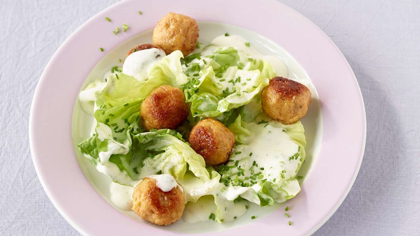 Gebratene Knödel mit Kopfsalat Rezept