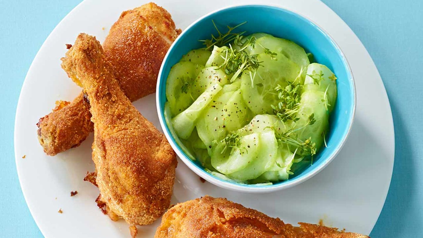 Hähnchenkeulen mit Gurkensalat Rezept