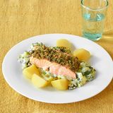 Lachsfilet mit Brösel-Kruste und Zucchini