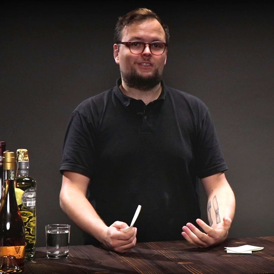 Benedikt Ernst erklärt im Video, wie man Tequila trinkt
