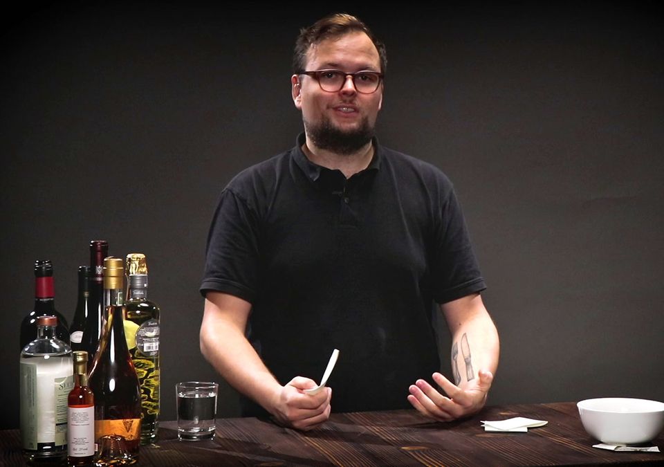 Benedikt Ernst erklärt im Video, wie man Tequila trinkt Benedikt Ernst erklärt im Video, wie man Tequila trinkt