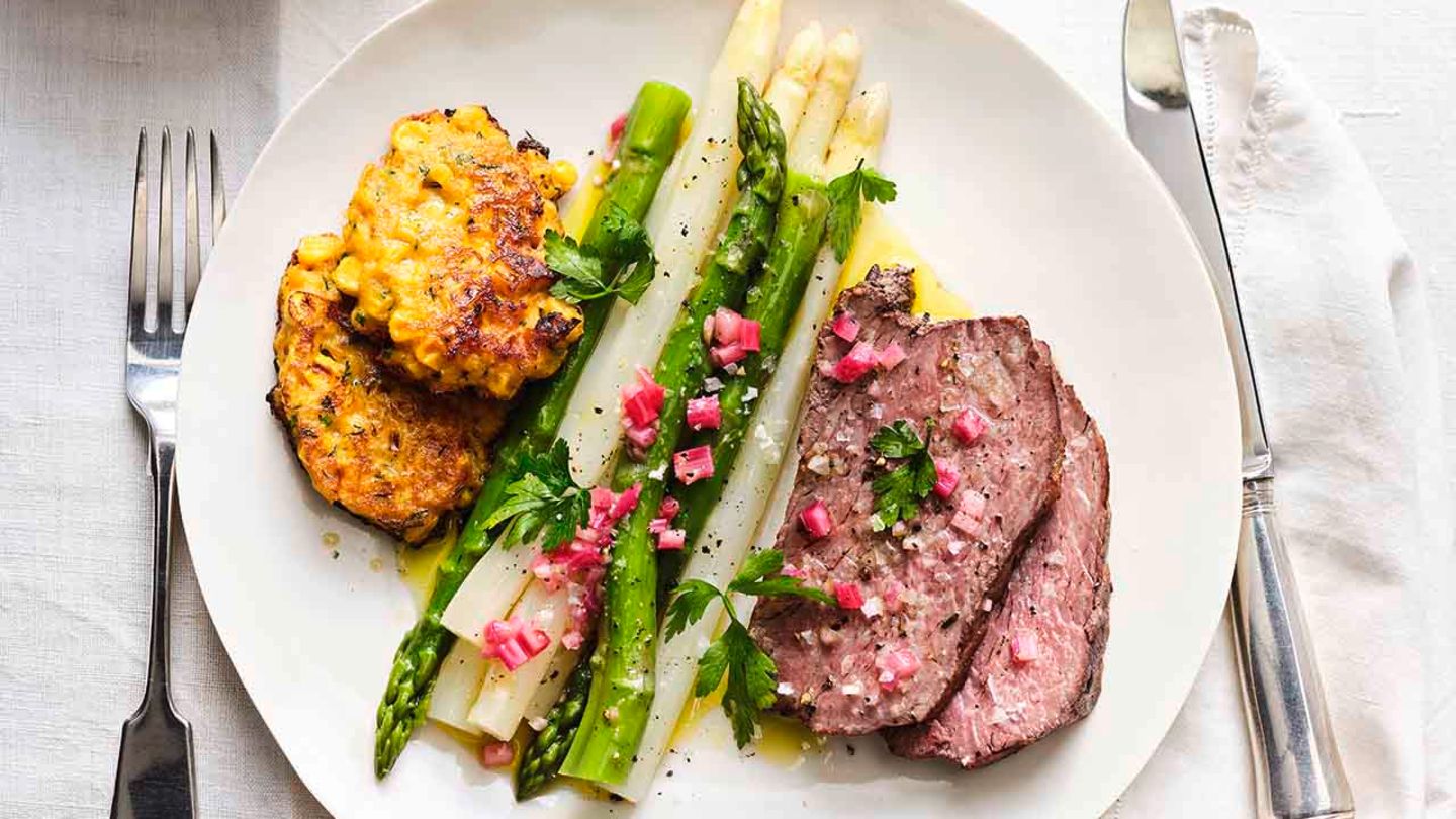 Rinderhüfte mit Spargelgemüse und Rhabarber-Vinaigrette Rezept