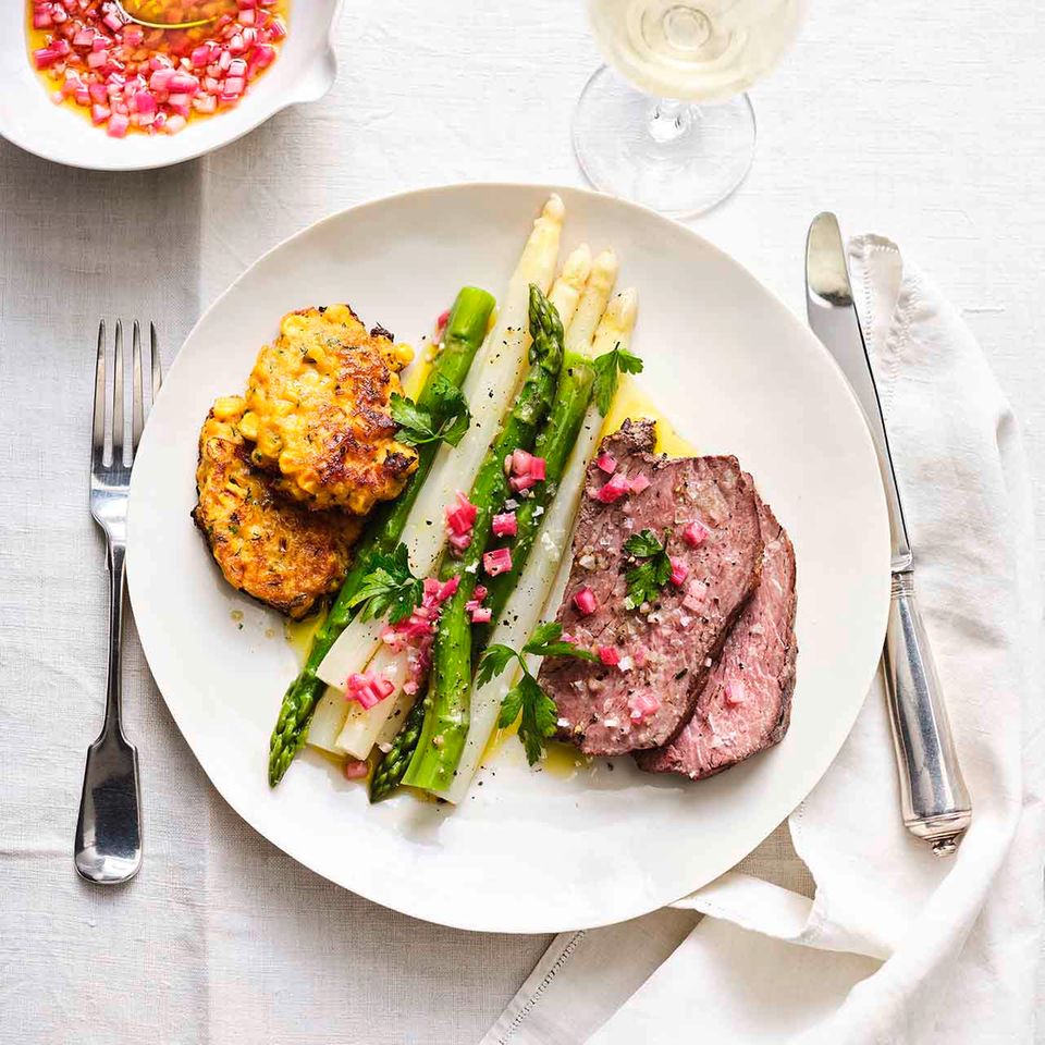 Kuhhüfte mit Spargelgemüse und Rhabarber-Vinaigrette