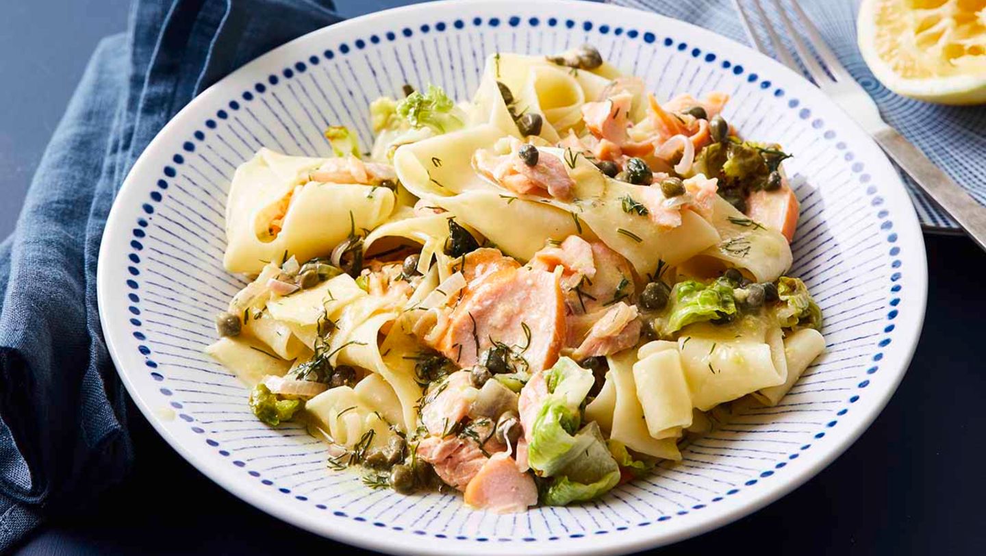 Lachs-Pasta mit Römersalat und Kapern
