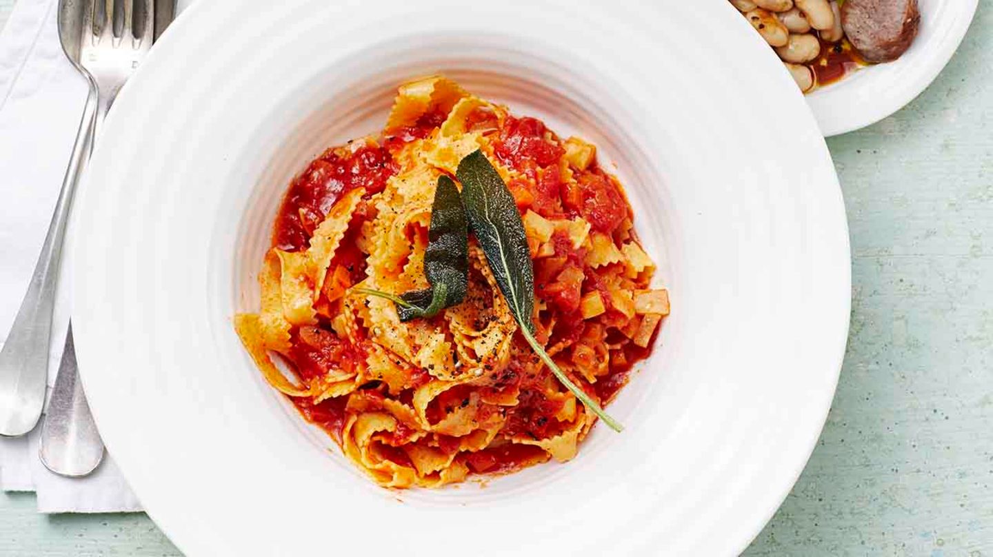 Tagliatelle mit Sugo, Salbei und Salsiccia Rezept
