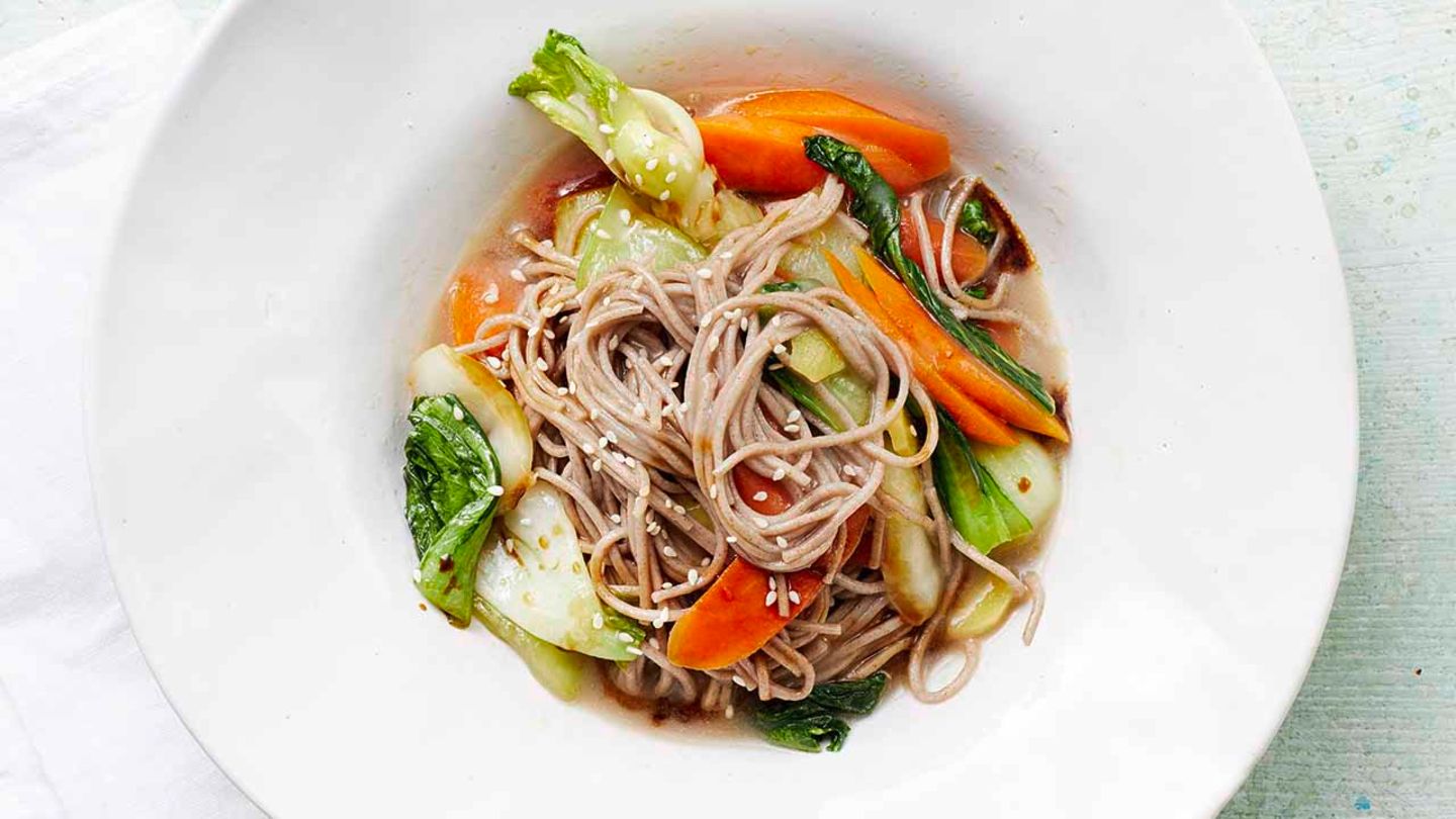 Soba-Nudeln mit Pak choi, Möhren und Buchweizensauce Rezept