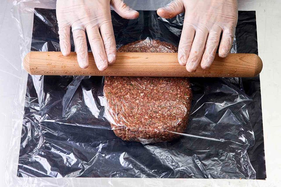 Köfte-Masse mit Nudelholz ausrollen