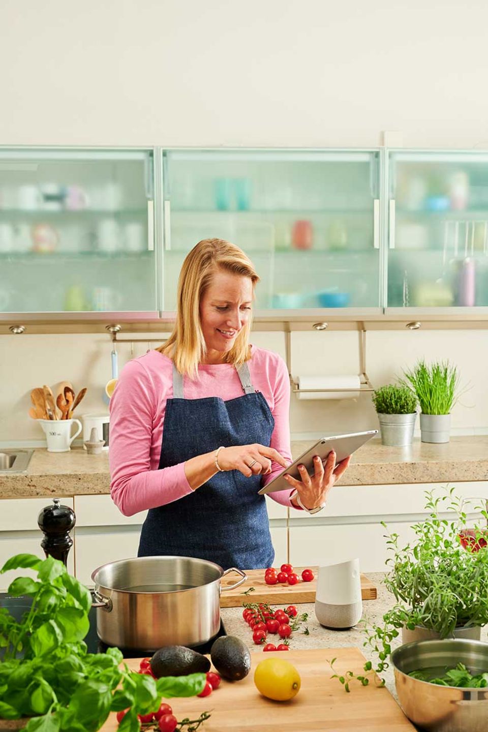 Christina Hollstein nutzt essen&trinken audiocooking auf dem Tablet in der Küche zum Kochen Christina Hollstein nutzt essen&trinken audiocooking auf dem Tablet in der Küche zum Kochen