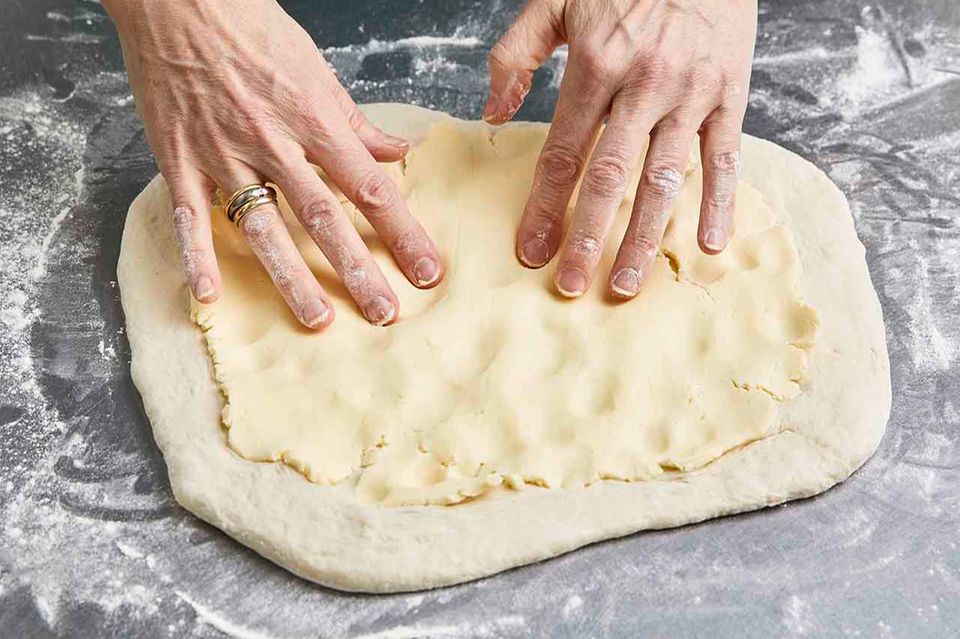 Butter in Teig einarbeiten