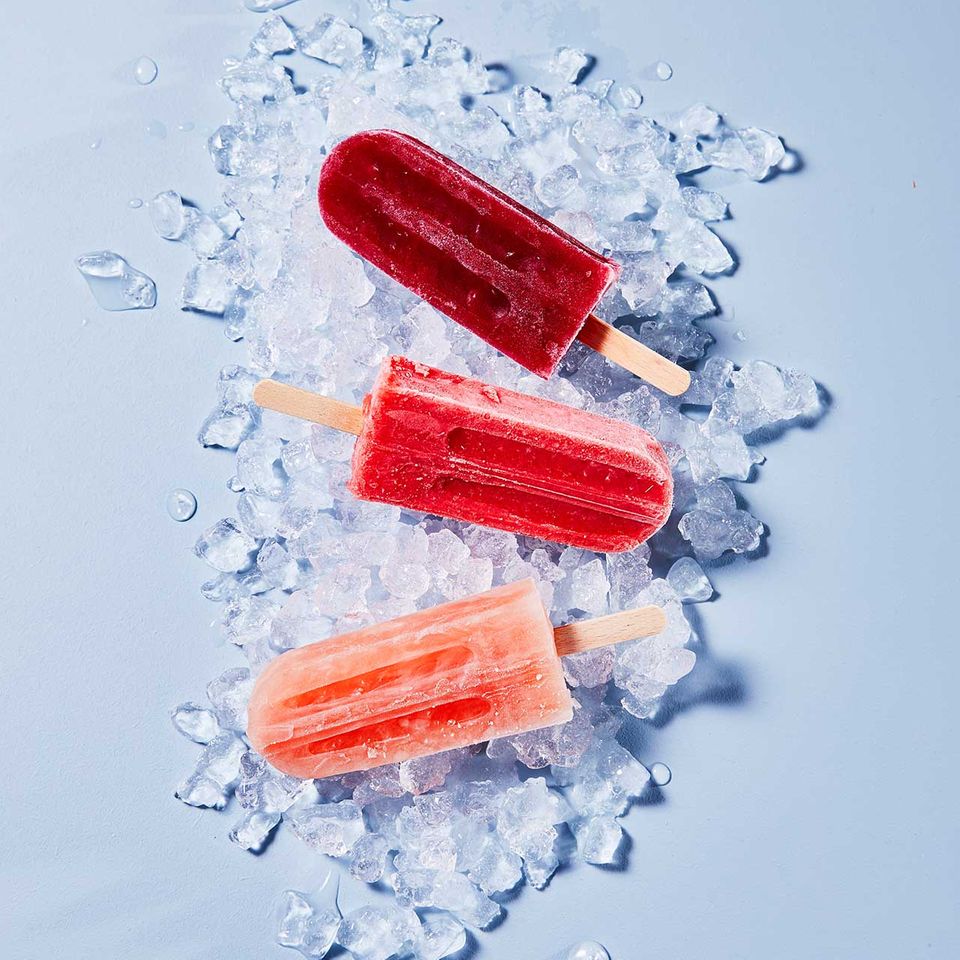 Wassereis am Stiel auf Eiswürfeln Wassereis am Stiel auf Eiswürfeln