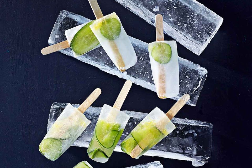 Gin Tonic Ice Pops am Stiel auf Eis