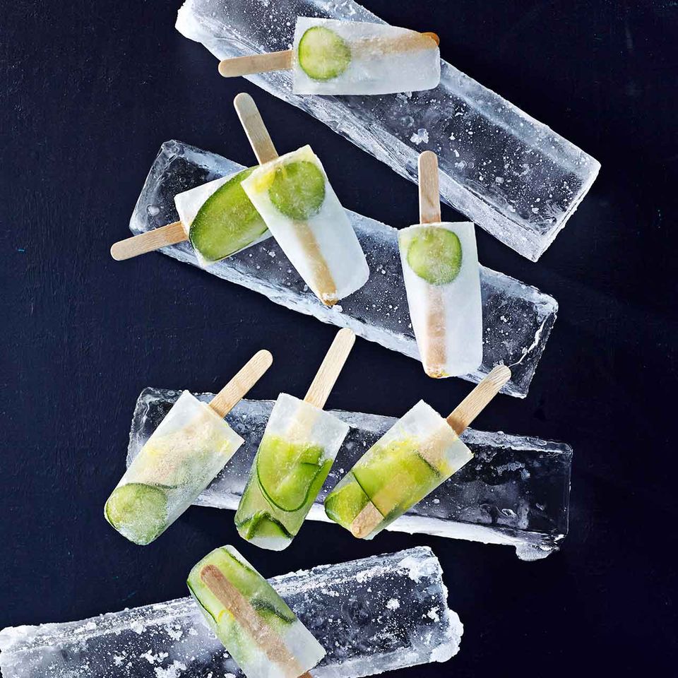 Gin Tonic Ice Pops am Stiel auf Eis Gin Tonic Ice Pops am Stiel auf Eis