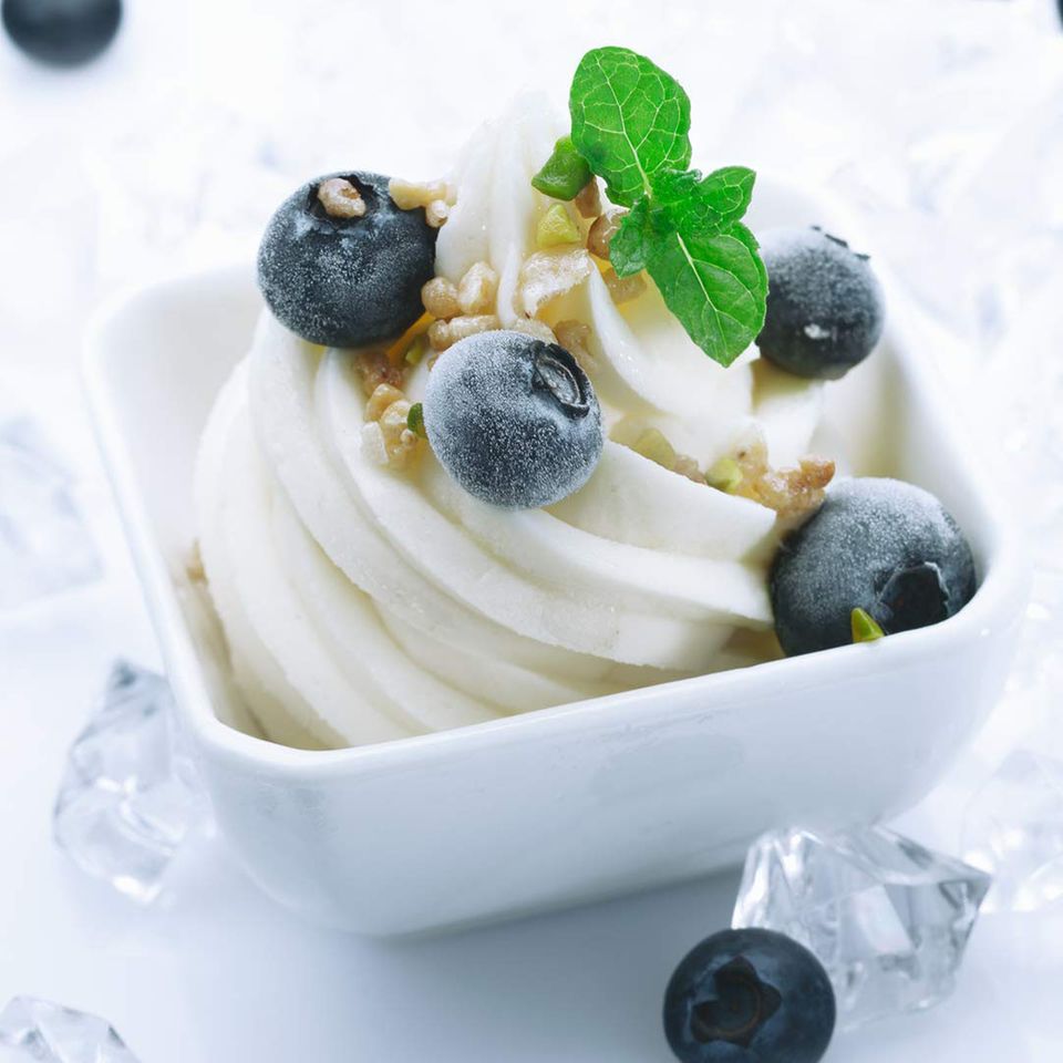 Frozen yoghurt with berries