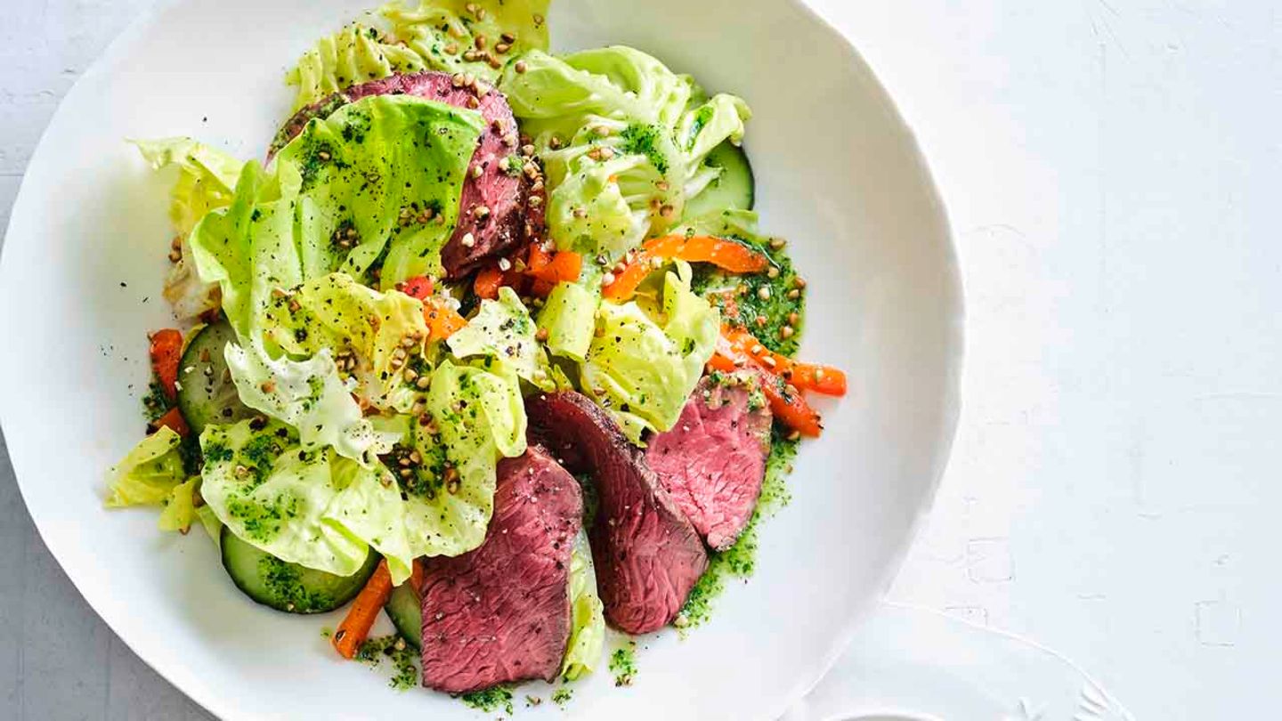 Kopfsalat mit Paprika, Pesto und Rinderhüfte Rezept