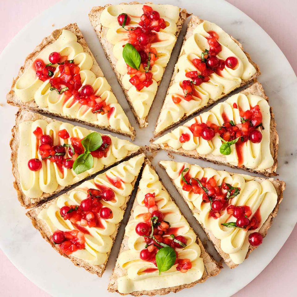 Mandelkuchen mit Erdbeersalat