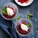 Kirschkompott mit Frozen Joghurt