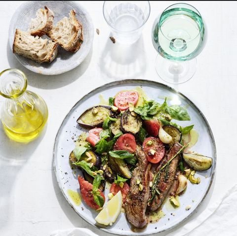 Auberginen-Tomaten-Salat mit Lammfilets und Sesam-Dressing