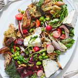 Brotsalat mit Wildkräutern und Ziegenkäse