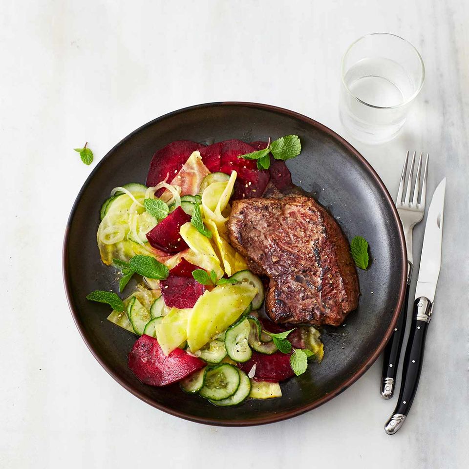 Hüftsteak mit Rote-Bete-Gurken-Salat Hüftsteak mit Rote-Bete-Gurken-Salat