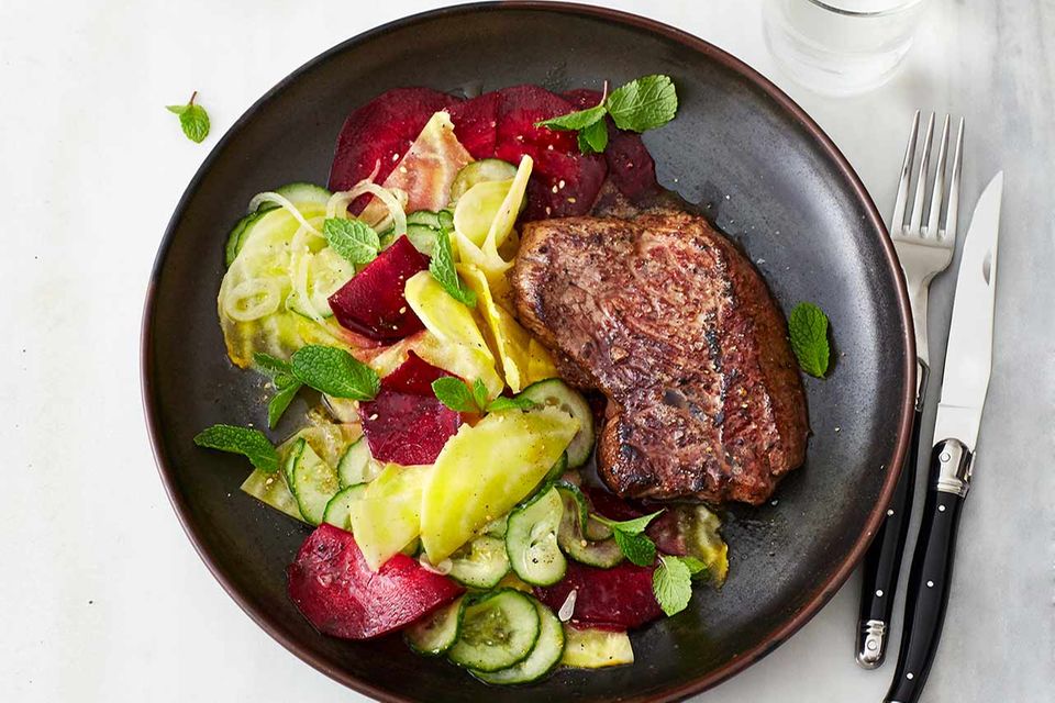Hüftsteak mit Rote-Bete-Gurken-Salat