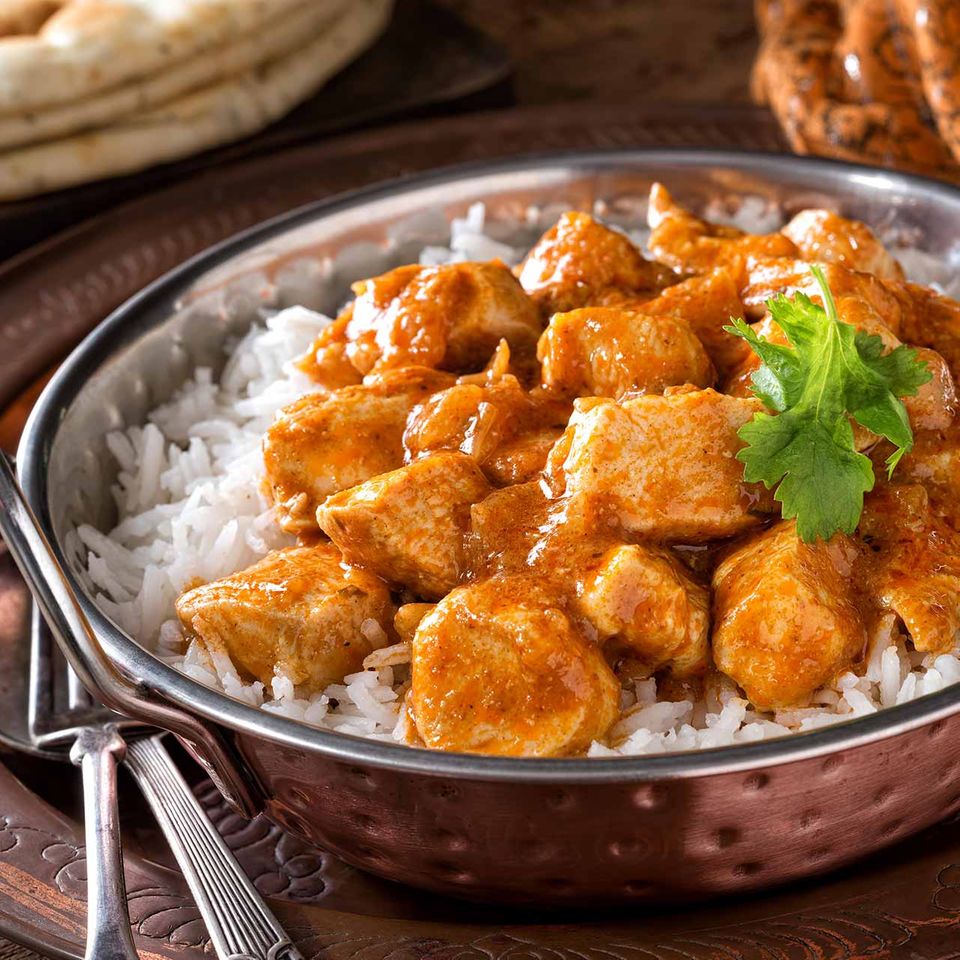 Butter Chicken auf Reis in Schale