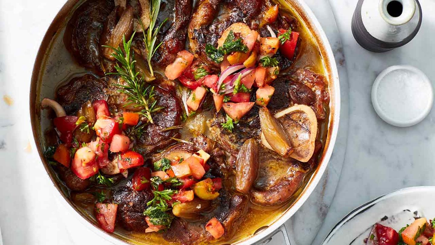 Geschmorte Kalbshaxen mit gehacktem Tomatensalat Rezept
