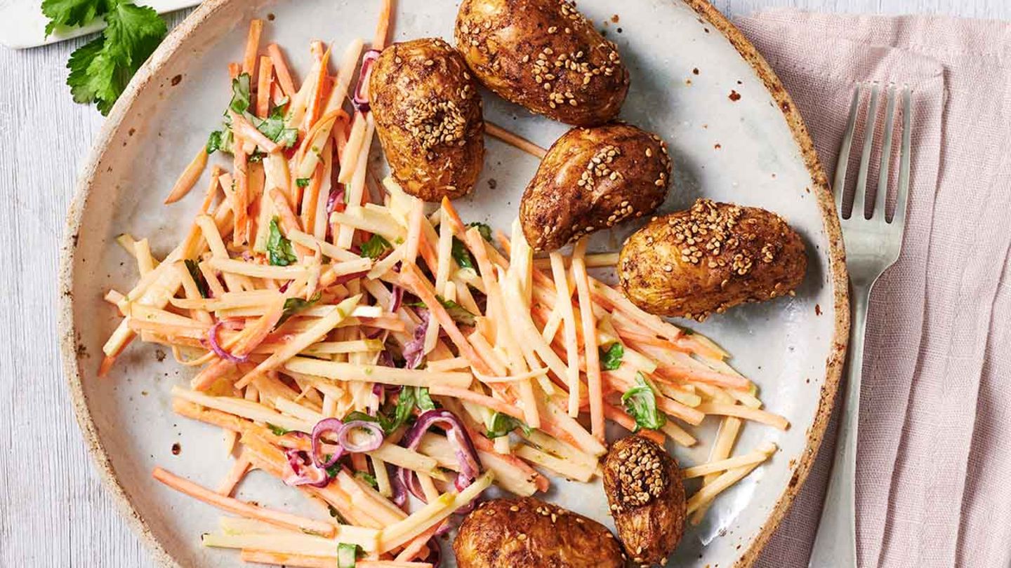 Five-Spices-Kartoffeln aus dem Ofen mit Kohlrabi-Slaw Rezept