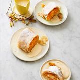 Mandel-Aprikosen-Strudel mit Vanillesauce
