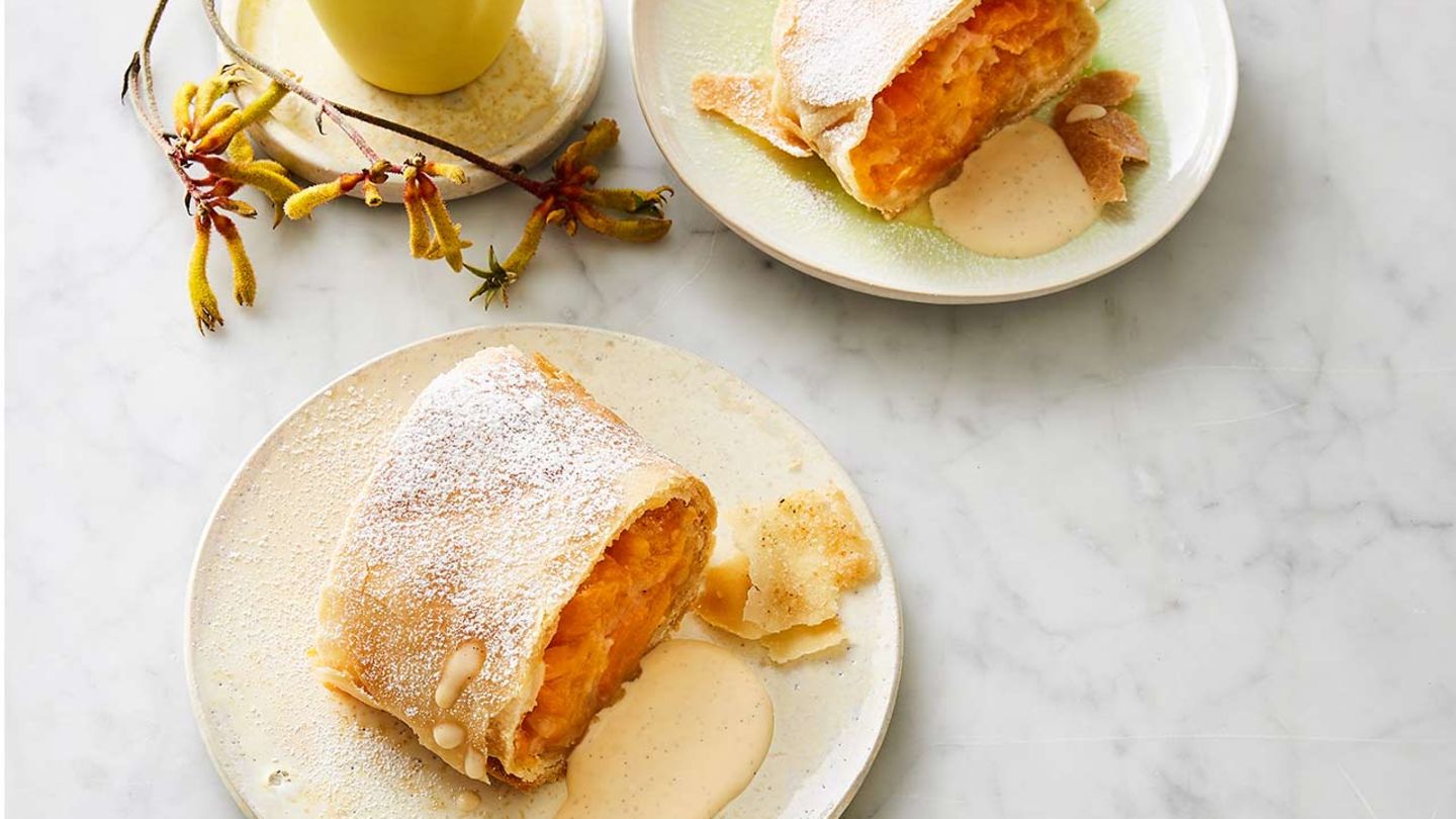 Mandel-Aprikosen-Strudel mit Vanillesauce Rezept - [ESSEN UND TRINKEN]