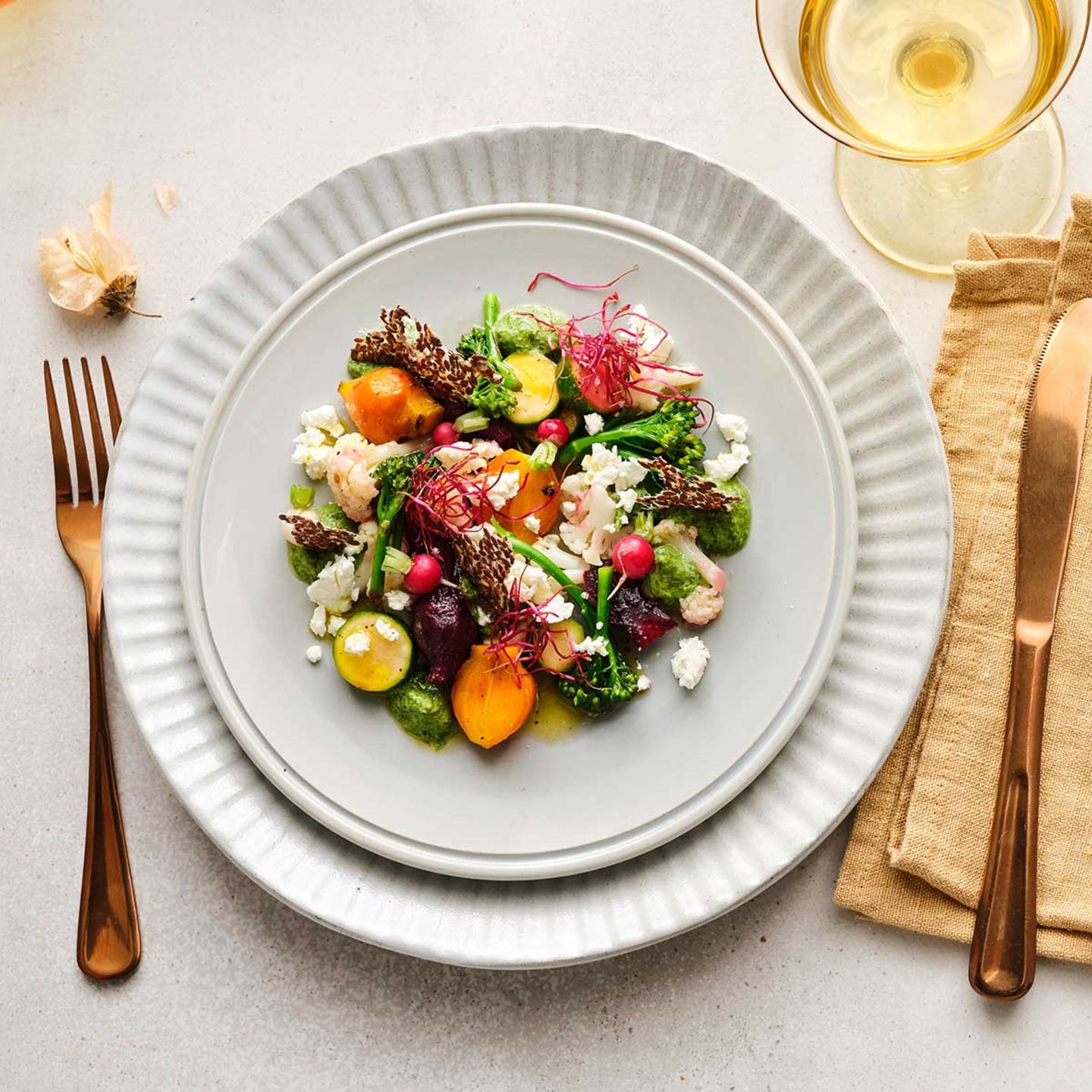Marinierter Gemüsesalat mit grüner Sauce