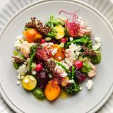 Leinsamenchips auf mariniertem Salat