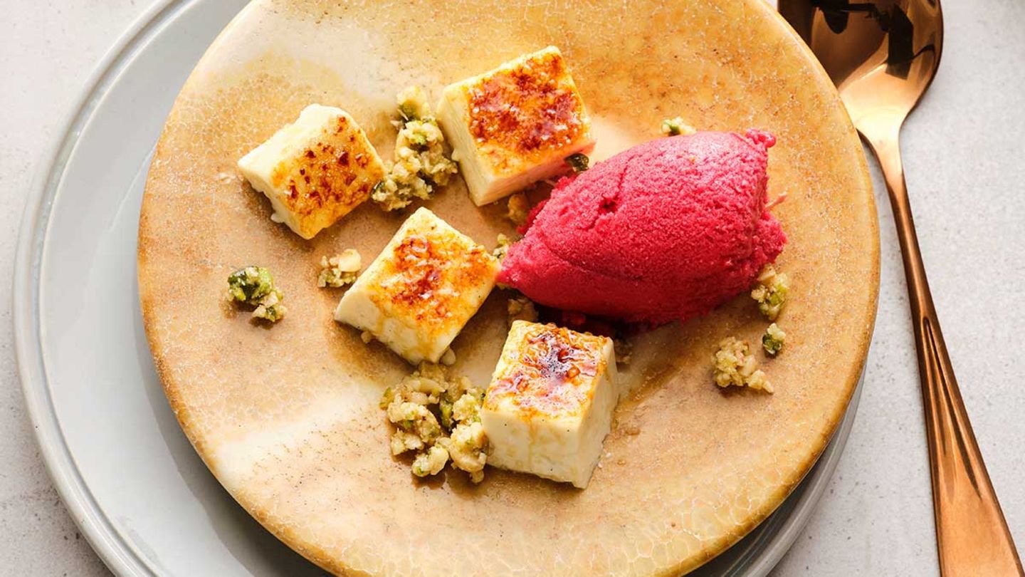 Gebrannte Panna cotta mit Himbeer-Rhabarber-Sorbet Rezept
