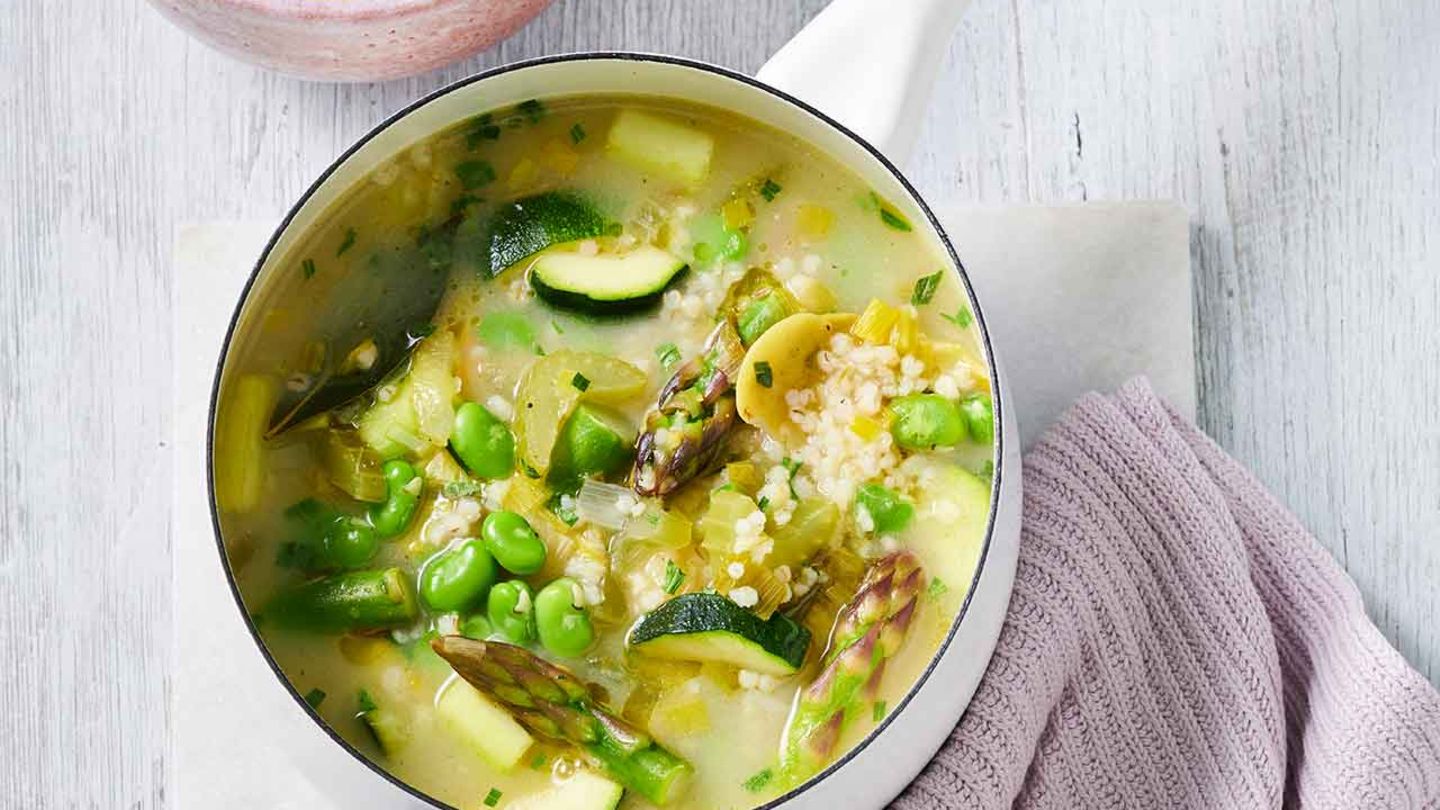 Grüne Minestrone mit Perlgraupen Rezept - [ESSEN UND TRINKEN]