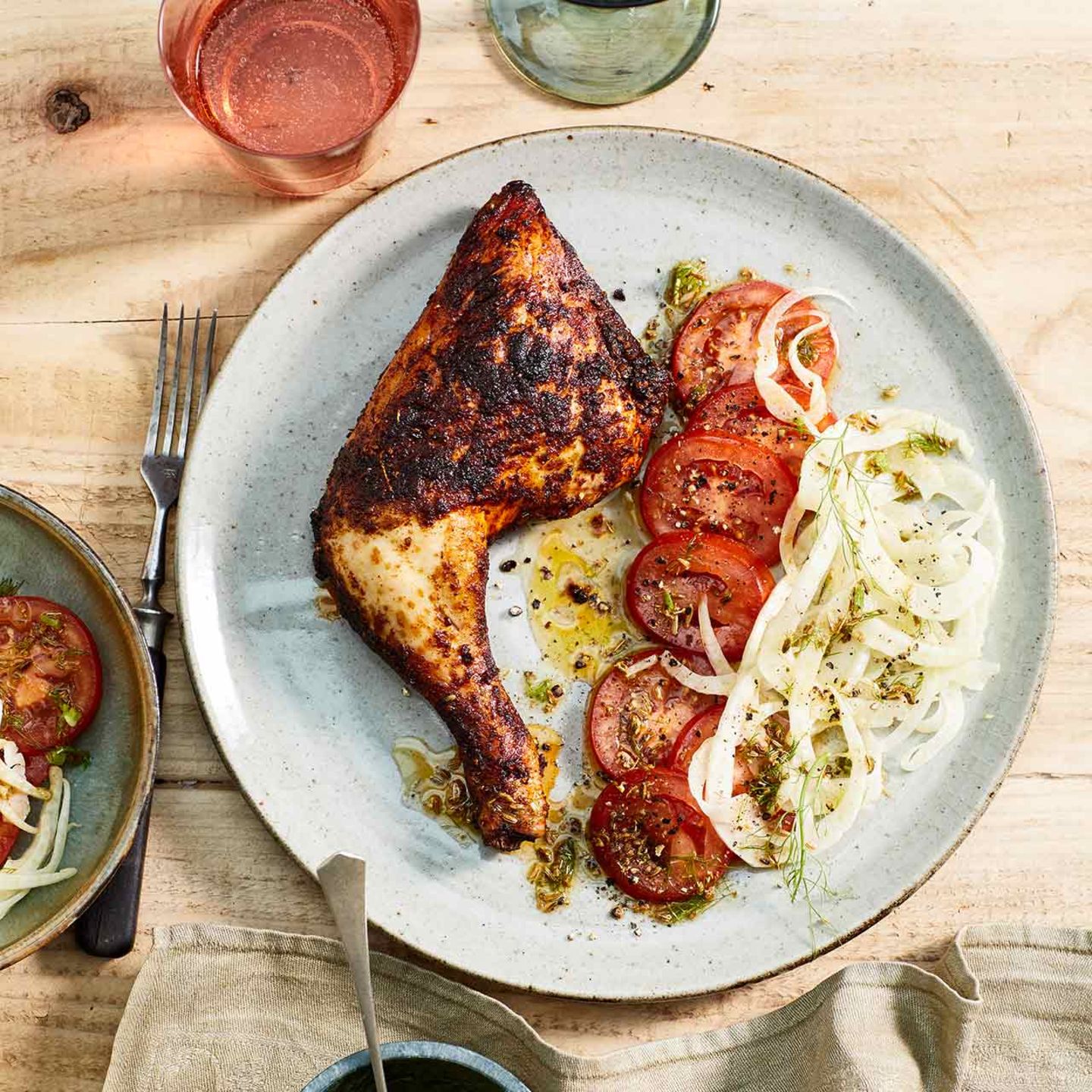 Hähnchenkeulen mit Tomaten-Fenchel-Salat